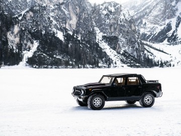 Lamborghini Urus i LM002 w świątecznym konwoju